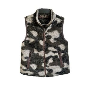 TRUE GRIT, GIRLS FROSTY TIPPED, SHERPA VEST IN CAMOUFLAGE PATTERN. SIZE M